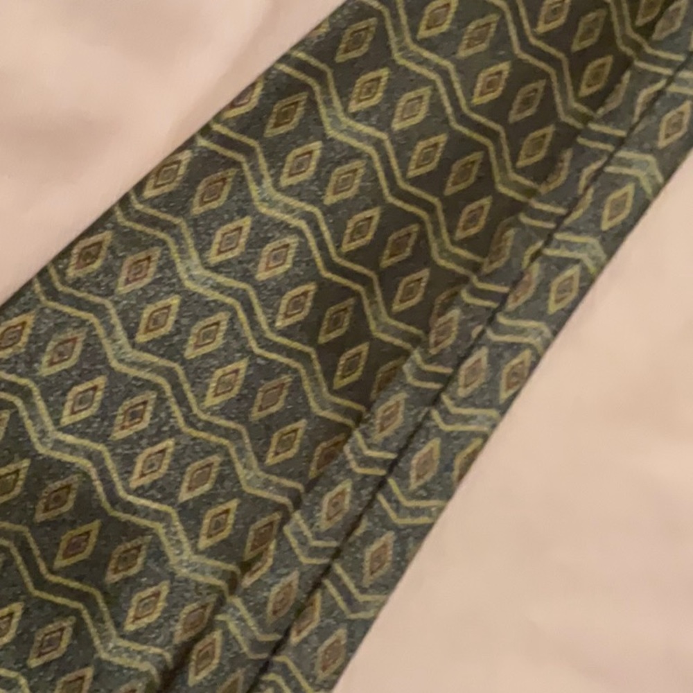 Geometric Patterned Tie in Green and Gold